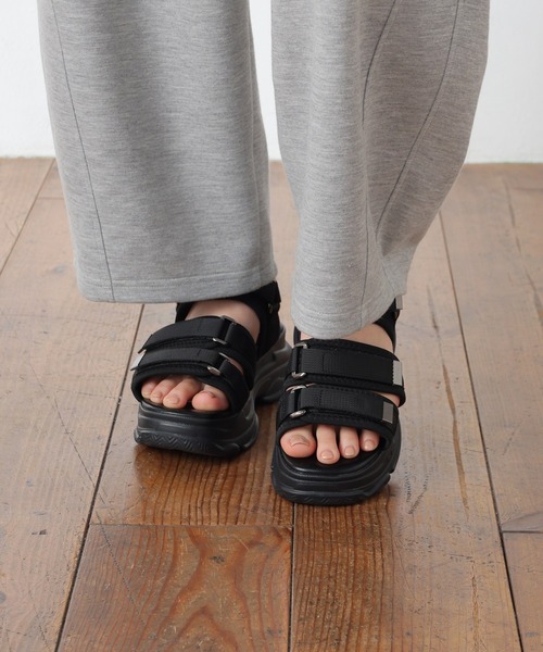 Honeys（ハニーズ）の「金具使い厚底サンダル（サンダル・レディース・ベージュ/ブラック×ホワイト/ベージュ系その他/アイボリー/ブラック・L/LL/M/S）」の6枚目の写真