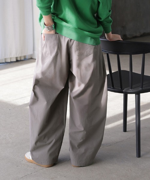 HUG.U(ハグユー)の「ワイドタックバレルパンツ(その他パンツ・レディース・ブラック/アッシュブラウン/ダークグレー/ベージュ・トール丈/レギュラー丈)」の18枚目の写真