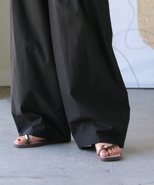 HUG.U(ハグユー)の「ワイドタックバレルパンツ(その他パンツ・レディース・ブラック/アッシュブラウン/ダークグレー/ベージュ・トール丈/レギュラー丈)」の9枚目の写真