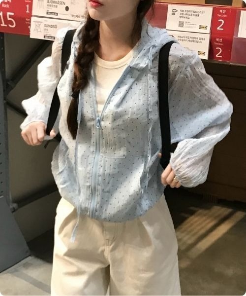 I.O.E(アイオイ)の「ドットデザイン シアーフーディージャケット(マウンテンパーカー・レディース・ホワイト/ブルー・FREE)」の12枚目の写真
