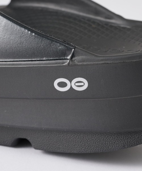 OOFOS(ウーフォス)の「【OOFOS】OOmega ウーメガ リカバリーサンダル 厚底 メンズ レディース(サンダル・レディース・ブラック・23cm/24cm/25cm)」の12枚目の写真