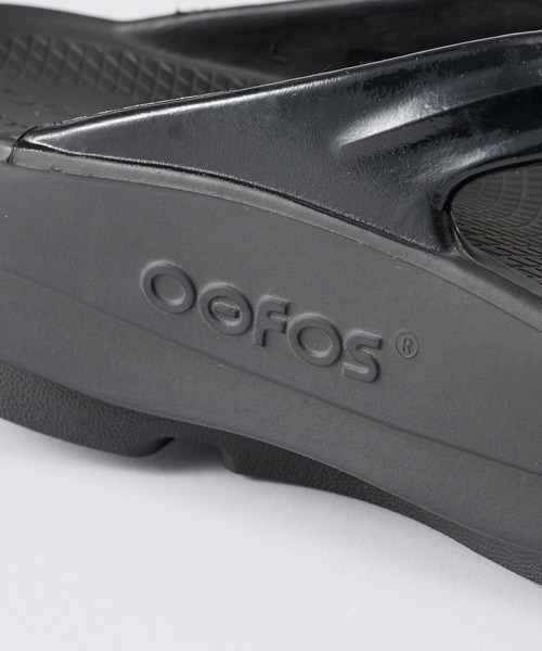 OOFOS(ウーフォス)の「【OOFOS】OOmega ウーメガ リカバリーサンダル 厚底 メンズ レディース(サンダル・レディース・ブラック・23cm/24cm/25cm)」の13枚目の写真