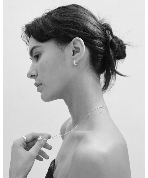 ANOTHERLAYER(アナザーレイヤー)の「Flow Hoop Earring - Silver (silver925)(ピアス(両耳用)・レディース・シルバー・FREE)」の2枚目の写真