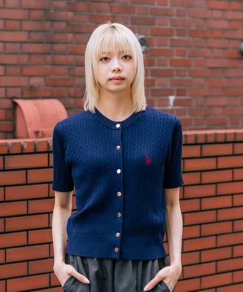 U.S. POLO ASSN.(ユーエスポロアッスン)の「【U.S. POLO ASSN./ユーエスポロアッスン】【1枚で着れる 半袖カーディガン】ケーブル編み 半袖カーディガン ワンポイントロゴ刺繍 きれいめ オフィス 通勤 冷房対策 トラッド 韓国ファッション(カーディガン/ボレロ・レディース・ネイビー/ホワイト/レッド/ブラック/チャコールグレー・MEDIUM/LARGE)」の6枚目の写真