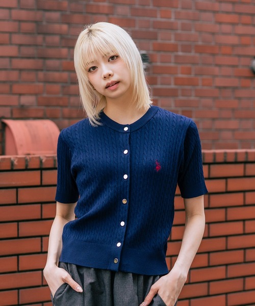 U.S. POLO ASSN.(ユーエスポロアッスン)の「【U.S. POLO ASSN./ユーエスポロアッスン】【1枚で着れる 半袖カーディガン】ケーブル編み 半袖カーディガン ワンポイントロゴ刺繍 きれいめ オフィス 通勤 冷房対策 トラッド 韓国ファッション(カーディガン/ボレロ・レディース・ネイビー/ホワイト/レッド/ブラック/チャコールグレー・MEDIUM/LARGE)」の7枚目の写真