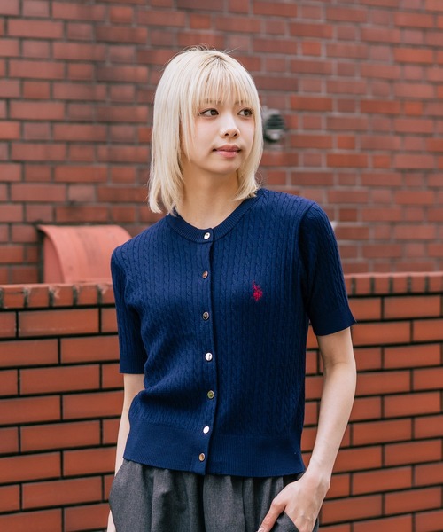 U.S. POLO ASSN.(ユーエスポロアッスン)の「【U.S. POLO ASSN./ユーエスポロアッスン】【1枚で着れる 半袖カーディガン】ケーブル編み 半袖カーディガン ワンポイントロゴ刺繍 きれいめ オフィス 通勤 冷房対策 トラッド 韓国ファッション(カーディガン/ボレロ・レディース・ネイビー/ホワイト/レッド/ブラック/チャコールグレー・MEDIUM/LARGE)」の8枚目の写真