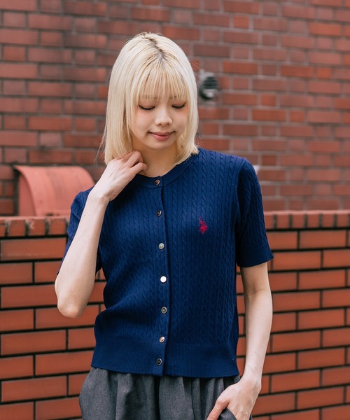 U.S. POLO ASSN.(ユーエスポロアッスン)の「【U.S. POLO ASSN./ユーエスポロアッスン】【1枚で着れる 半袖カーディガン】ケーブル編み 半袖カーディガン ワンポイントロゴ刺繍 きれいめ オフィス 通勤 冷房対策 トラッド 韓国ファッション(カーディガン/ボレロ・レディース・ネイビー/ホワイト/レッド/ブラック/チャコールグレー・MEDIUM/LARGE)」の9枚目の写真