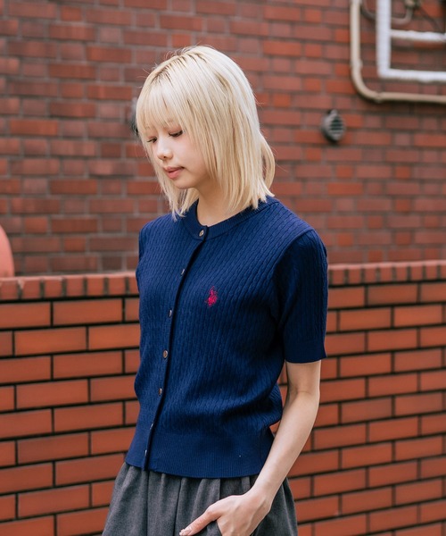 U.S. POLO ASSN.(ユーエスポロアッスン)の「【U.S. POLO ASSN./ユーエスポロアッスン】【1枚で着れる 半袖カーディガン】ケーブル編み 半袖カーディガン ワンポイントロゴ刺繍 きれいめ オフィス 通勤 冷房対策 トラッド 韓国ファッション(カーディガン/ボレロ・レディース・ネイビー/ホワイト/レッド/ブラック/チャコールグレー・MEDIUM/LARGE)」の10枚目の写真