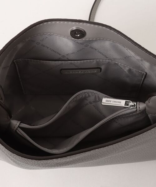 MICHAEL KORS(マイケルコース)の「SM TRPL CPTMT XBODY(ショルダーバッグ・レディース・グレー系・FREE)」の4枚目の写真