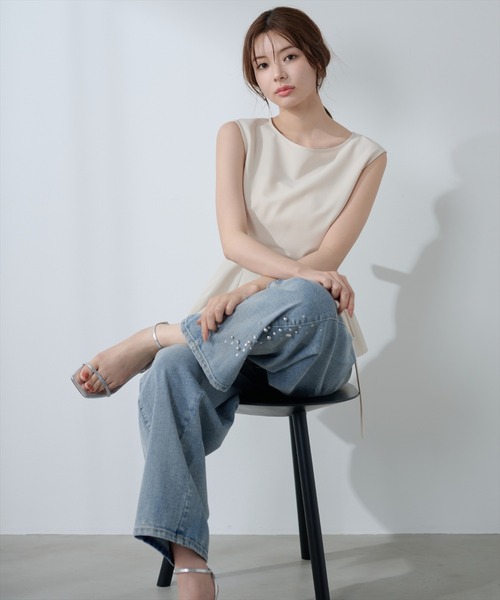 AND COUTURE(アンドクチュール)の「ビジューデニムワイドパンツ(デニムパンツ・レディース・ブルー/ブラック・SMALL/MEDIUM/LARGE)」の1枚目の写真