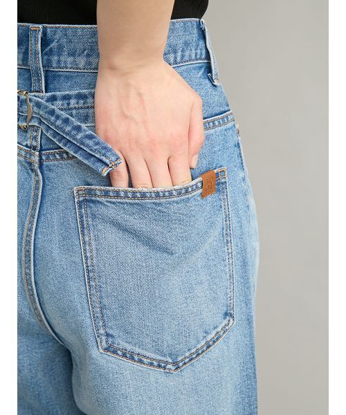 Mila Owen(ミラオーウェン)の「後ろベルト付きバギーデニム(デニムパンツ・レディース・ライトブルー/ブラック/ブルー・1/0/00)」の4枚目の写真
