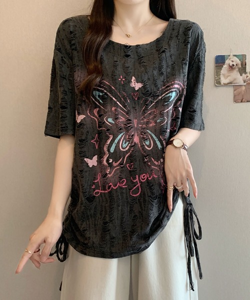 2ly2(トゥーリートゥー)の「バタフライプリント ダメージデザイントップス(Tシャツ/カットソー・レディース・ベージュ/グレー・FREE)」の3枚目の写真