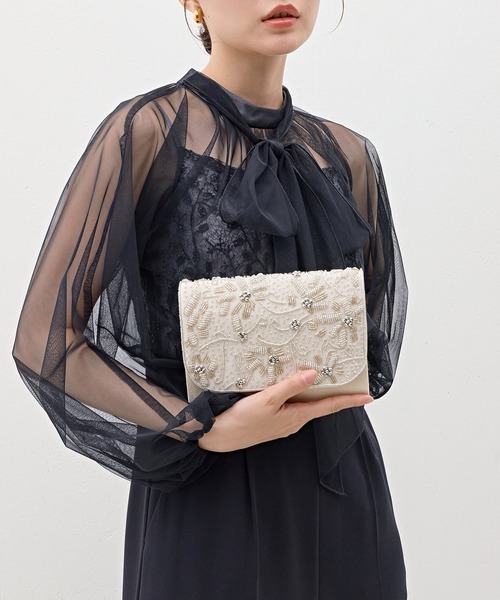 Kana(カナ)の「立体ビーズ花柄刺繍クラッチバッグ 結婚式 お呼ばれ オケージョン(クラッチバッグ・レディース・ベージュ/ブラック/シルバー・フリー)」の2枚目の写真