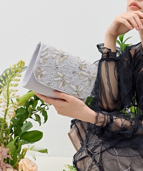 Kana(カナ)の「立体ビーズ花柄刺繍クラッチバッグ 結婚式 お呼ばれ オケージョン(クラッチバッグ・レディース・ベージュ/ブラック/シルバー・フリー)」の3枚目の写真