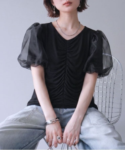 &soiree(アンドソワレ)の「フロントシャーリングシアーボリューム袖トップス(その他トップス・レディース・ブラック/ホワイト・LARGE/MEDIUM)」の1枚目の写真