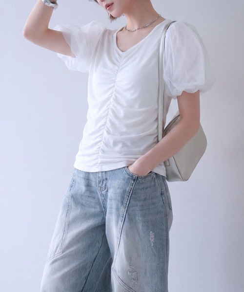 &soiree(アンドソワレ)の「フロントシャーリングシアーボリューム袖トップス(その他トップス・レディース・ブラック/ホワイト・LARGE/MEDIUM)」の3枚目の写真