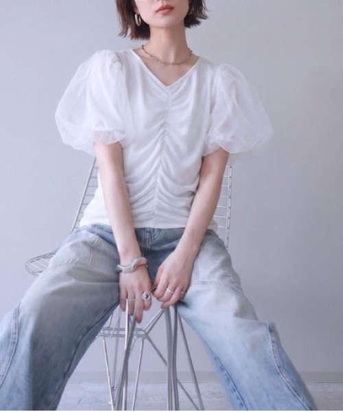 &soiree(アンドソワレ)の「フロントシャーリングシアーボリューム袖トップス(その他トップス・レディース・ブラック/ホワイト・LARGE/MEDIUM)」の4枚目の写真