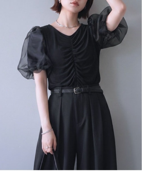 &soiree(アンドソワレ)の「フロントシャーリングシアーボリューム袖トップス(その他トップス・レディース・ブラック/ホワイト・LARGE/MEDIUM)」の7枚目の写真