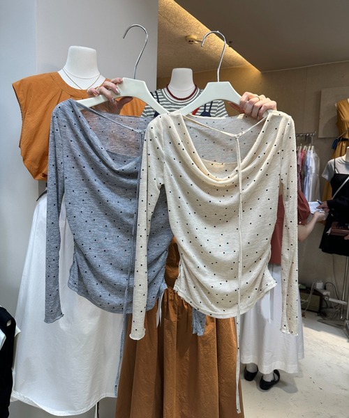 GEMEDA(ジェメダ)の「ドット柄 オフショル風 長袖トップス(Tシャツ/カットソー・レディース・ベージュ/グレー・M)」の6枚目の写真