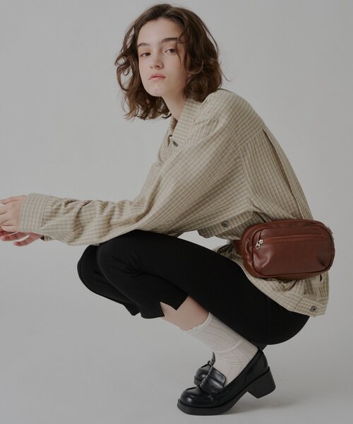WHIMSIC(ウィムジック)の「【UNISEX】ヴィーガンレザーウエストバック(ボディバッグ/ウエストポーチ・レディース・ブラック/ブラウン・ONE SIZE)」の1枚目の写真