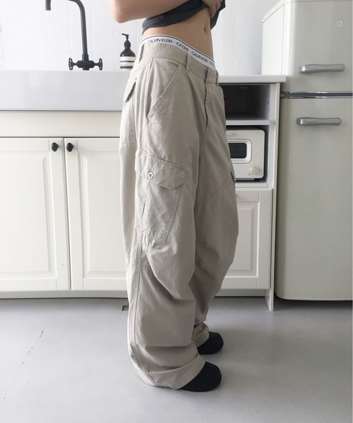 modimood（モディムード）の「サギングピグメントカーゴパンツ（その他パンツ・レディース・チャコール/ライトベージュ・MEDIUM/SMALL）」の4枚目の写真