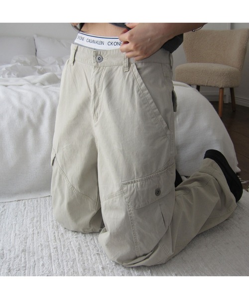 modimood（モディムード）の「サギングピグメントカーゴパンツ（その他パンツ・レディース・チャコール/ライトベージュ・MEDIUM/SMALL）」の11枚目の写真