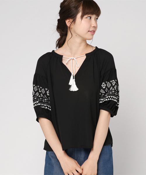 VENCEEXCHANGE（ヴァンスエクスチェンジ）の「袖エスニック刺繍プルオーバー                  （シャツ/ブラウス・レディース・ホワイト/ブラック/イエロー・MEDIUM）」の2枚目の写真