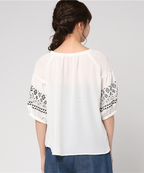 VENCEEXCHANGE（ヴァンスエクスチェンジ）の「袖エスニック刺繍プルオーバー                  （シャツ/ブラウス・レディース・ホワイト/ブラック/イエロー・MEDIUM）」の4枚目の写真
