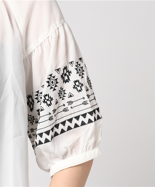 VENCEEXCHANGE（ヴァンスエクスチェンジ）の「袖エスニック刺繍プルオーバー                  （シャツ/ブラウス・レディース・ホワイト/ブラック/イエロー・MEDIUM）」の6枚目の写真