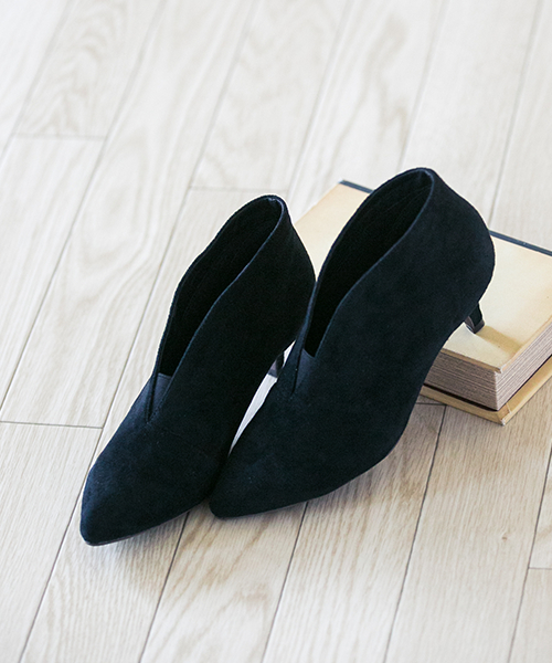 menue（メヌエ）の「ポインテッドトゥ ミドルヒール Vカットブーティ（ブーツ・レディース・ブラック系その他/ブラック/ネイビー/オリーブ/ブラウン系その他/ブラウン・S/L/LL/3L/M）」の3枚目の写真