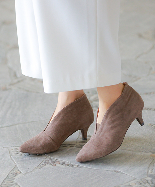 menue（メヌエ）の「ポインテッドトゥ ミドルヒール Vカットブーティ（ブーツ・レディース・ブラック系その他/ブラック/ネイビー/オリーブ/ブラウン系その他/ブラウン・S/L/LL/3L/M）」の4枚目の写真