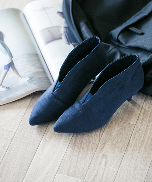 menue（メヌエ）の「ポインテッドトゥ ミドルヒール Vカットブーティ（ブーツ・レディース・ブラック系その他/ブラック/ネイビー/オリーブ/ブラウン系その他/ブラウン・S/L/LL/3L/M）」の6枚目の写真