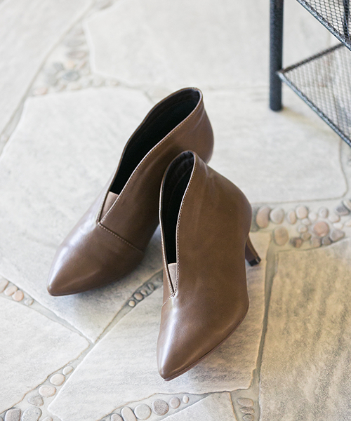 menue（メヌエ）の「ポインテッドトゥ ミドルヒール Vカットブーティ（ブーツ・レディース・ブラック系その他/ブラック/ネイビー/オリーブ/ブラウン系その他/ブラウン・S/L/LL/3L/M）」の5枚目の写真