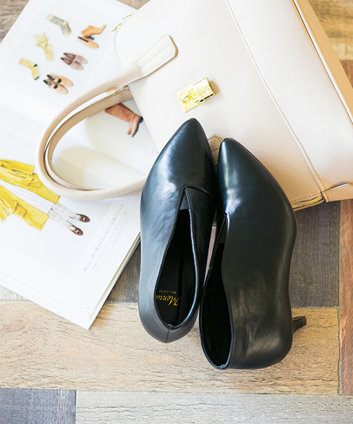 menue（メヌエ）の「ポインテッドトゥ ミドルヒール Vカットブーティ（ブーツ・レディース・ブラック系その他/ブラック/ネイビー/オリーブ/ブラウン系その他/ブラウン・S/L/LL/3L/M）」の2枚目の写真