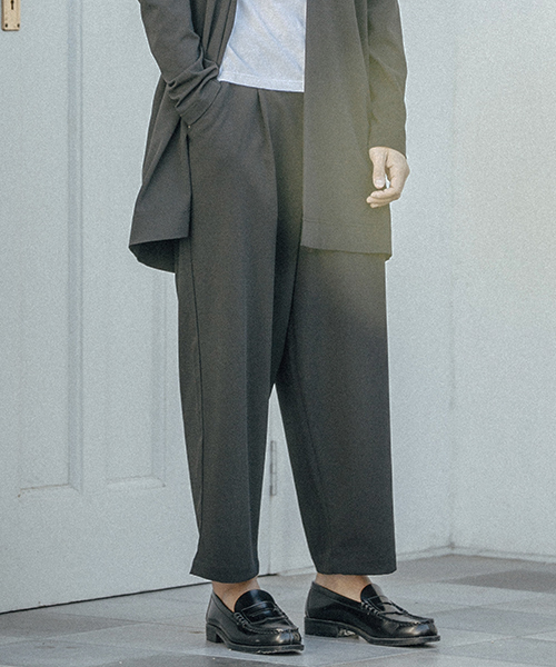 ANGENEHM(アンゲネーム)の「mp5835-1 Tuck Wide Pants パンツ(その他パンツ・メンズ・ネイビー/ブラック/ベージュ・S/L/M)」の2枚目の写真