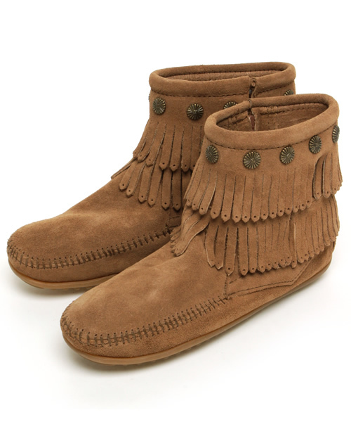 Minnetonka(ミネトンカ)の「◎MINNETONKA / ダブルフリンジ サイドジップ ブーツ(ブーツ・レディース・ブラウン/ブラウン系その他/ブラック・7/5/8/6/9)」の3枚目の写真