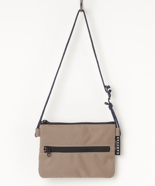 MAISON CANVVAS（メゾンキャンバス）の「[MAISON CANVAS/メゾンキャンバス] サコッシュ型トラベルポーチ（ショルダーバッグ・レディース・カーキ/ブラック/ネイビー/ベージュ/パープル/ブラウン/ライトベージュ・ONE SIZE）」の3枚目の写真