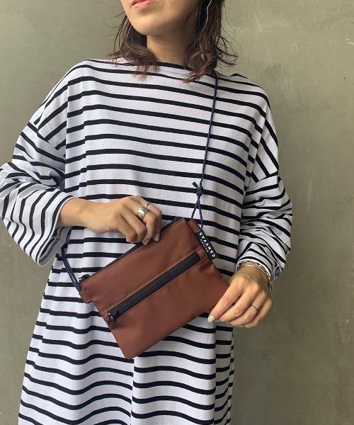 MAISON CANVVAS（メゾンキャンバス）の「[MAISON CANVAS/メゾンキャンバス] サコッシュ型トラベルポーチ（ショルダーバッグ・レディース・カーキ/ブラック/ネイビー/ベージュ/パープル/ブラウン/ライトベージュ・ONE SIZE）」の2枚目の写真