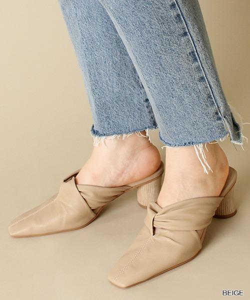 RANDA(ランダ)の「ソフトスクエアトゥミュールパンプス(パンプス・レディース・ベージュ/グリーン/クリーム・LL/M/L/S)」の1枚目の写真