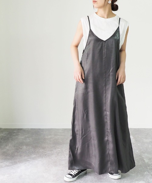 Riberry（リベリー）の「オーロラサテンキャミワンピース（ワンピース・レディース・ブラック/ゴールド/グレイッシュベージュ・MEDIUM）」の2枚目の写真