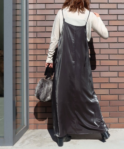 Riberry（リベリー）の「オーロラサテンキャミワンピース（ワンピース・レディース・ブラック/ゴールド/グレイッシュベージュ・MEDIUM）」の4枚目の写真