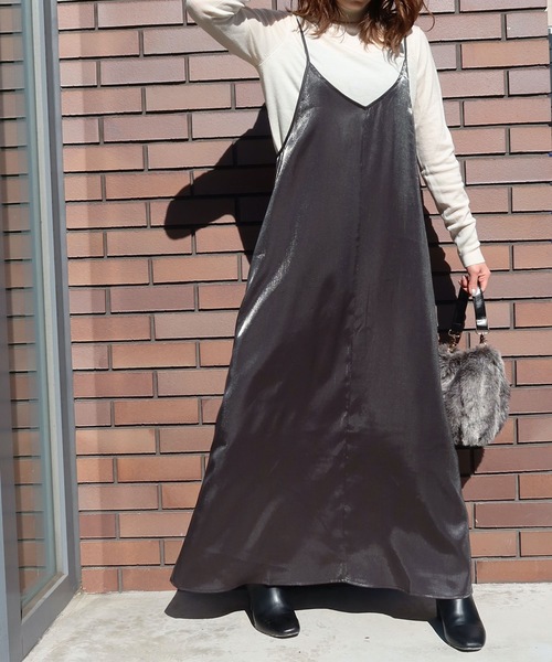 Riberry（リベリー）の「オーロラサテンキャミワンピース（ワンピース・レディース・ブラック/ゴールド/グレイッシュベージュ・MEDIUM）」の5枚目の写真