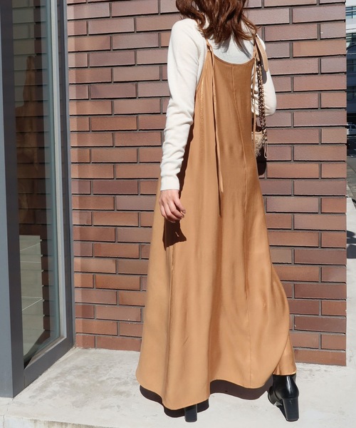 Riberry（リベリー）の「オーロラサテンキャミワンピース（ワンピース・レディース・ブラック/ゴールド/グレイッシュベージュ・MEDIUM）」の7枚目の写真