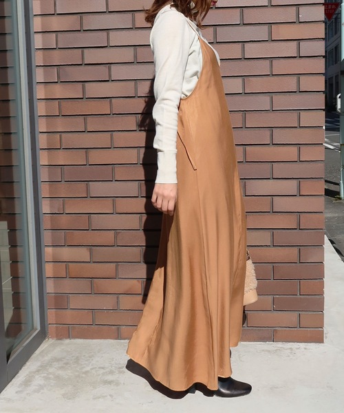 Riberry（リベリー）の「オーロラサテンキャミワンピース（ワンピース・レディース・ブラック/ゴールド/グレイッシュベージュ・MEDIUM）」の8枚目の写真