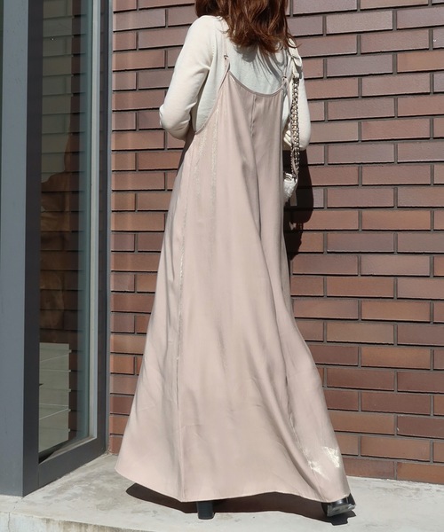 Riberry（リベリー）の「オーロラサテンキャミワンピース（ワンピース・レディース・ブラック/ゴールド/グレイッシュベージュ・MEDIUM）」の9枚目の写真