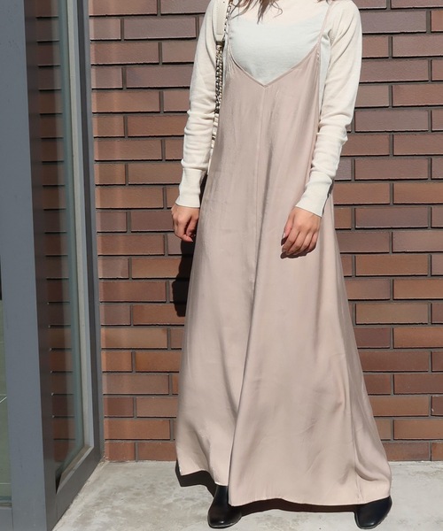 Riberry（リベリー）の「オーロラサテンキャミワンピース（ワンピース・レディース・ブラック/ゴールド/グレイッシュベージュ・MEDIUM）」の10枚目の写真