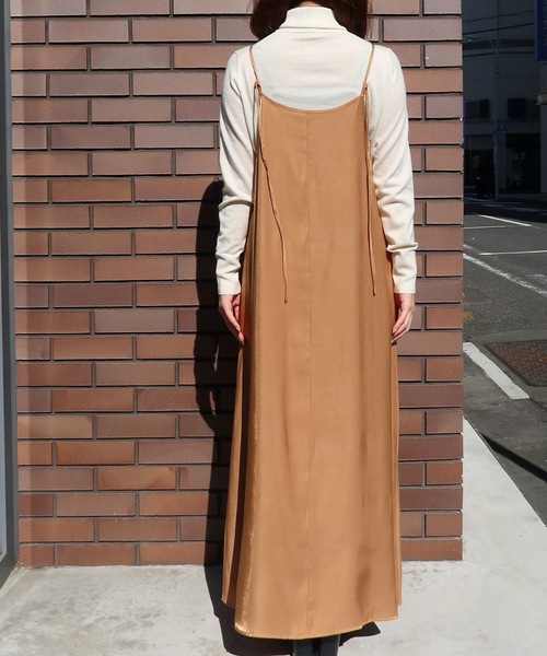 Riberry（リベリー）の「オーロラサテンキャミワンピース（ワンピース・レディース・ブラック/ゴールド/グレイッシュベージュ・MEDIUM）」の14枚目の写真