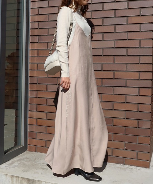 Riberry（リベリー）の「オーロラサテンキャミワンピース（ワンピース・レディース・ブラック/ゴールド/グレイッシュベージュ・MEDIUM）」の11枚目の写真