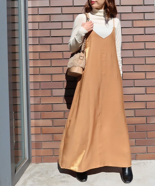 Riberry（リベリー）の「オーロラサテンキャミワンピース（ワンピース・レディース・ブラック/ゴールド/グレイッシュベージュ・MEDIUM）」の15枚目の写真