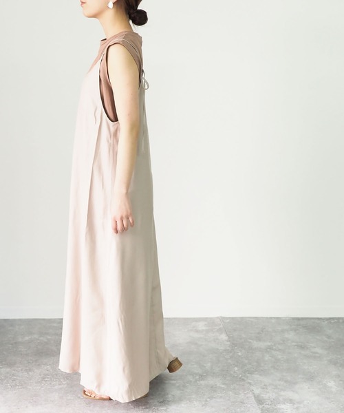 Riberry（リベリー）の「オーロラサテンキャミワンピース（ワンピース・レディース・ブラック/ゴールド/グレイッシュベージュ・MEDIUM）」の20枚目の写真